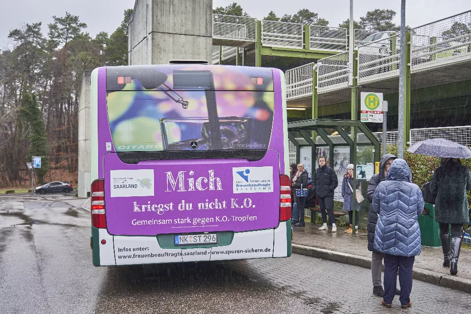 Die neue Busbeklebung ist ab sofort im Einsatz