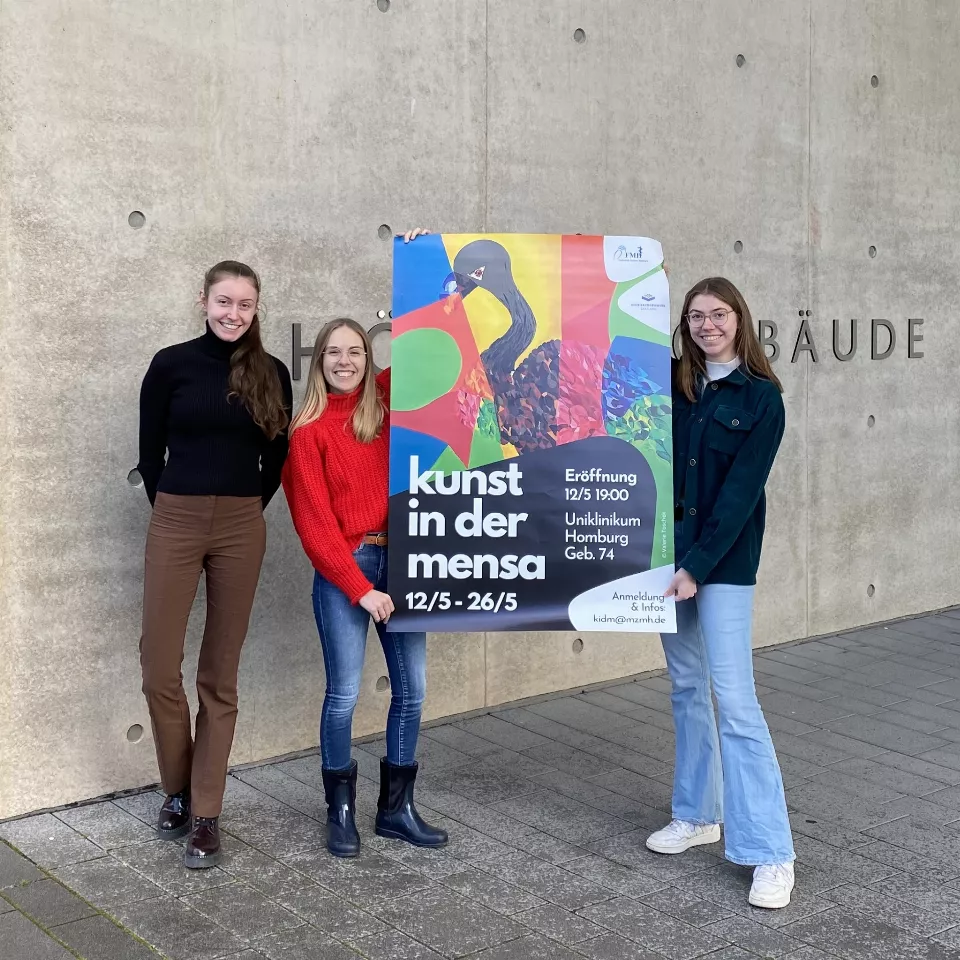 v.l.n.r.: Jola Frey, Julia Kümmel und Greta Grote haben zusammen mit Johanna Traue (nicht auf dem Bild) Kunst in der Mensa 2023 organisiert und freuen sich auf viele kunstbegeisterte Teilnehmerinnen und Teilnehmer bei der Vernissage am 12. Mai in der Mens