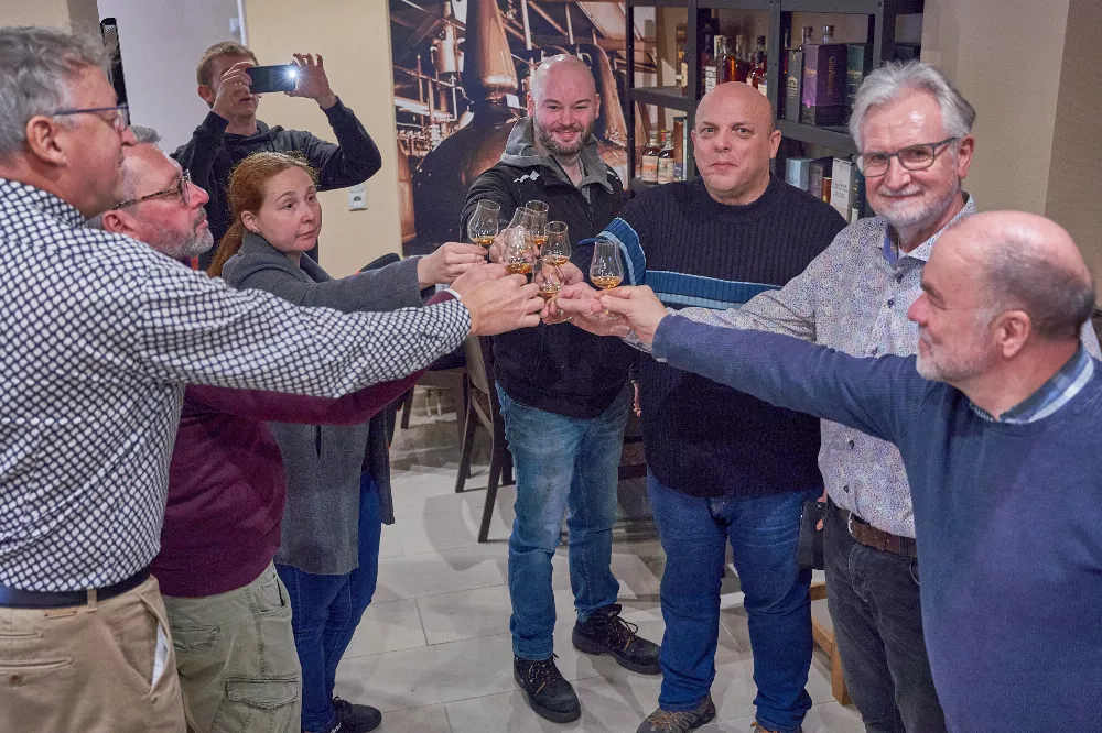 Anstossen mit den anwesenden Gästen und Freunden