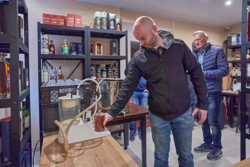 Herr Rosinski von SaarWhisky an der automatischen Abfüllanlage