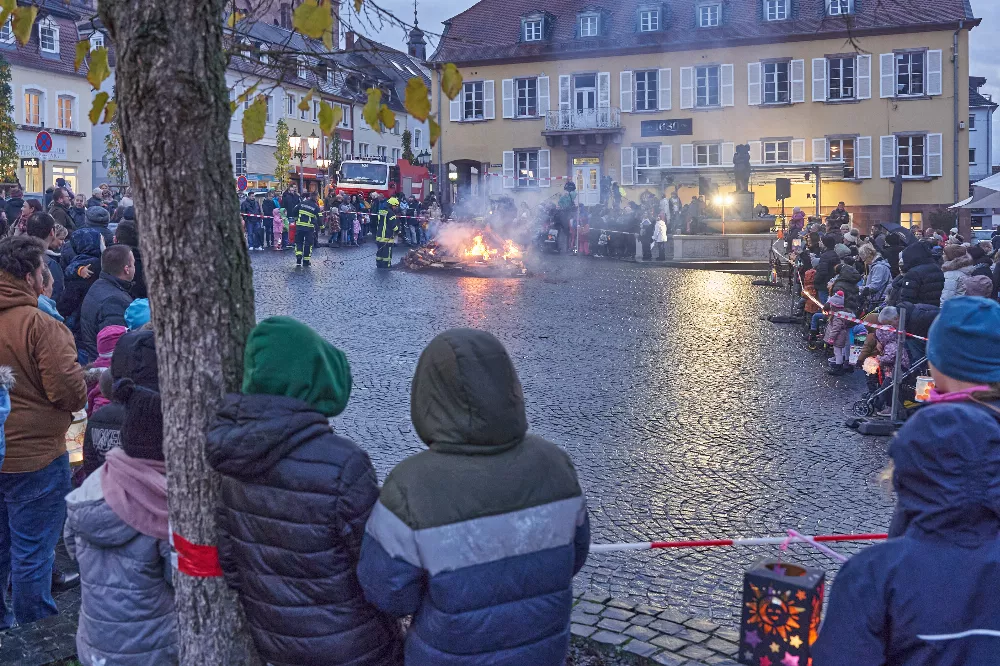 Das Martinfeuer brannte lichterloh in sicherem Abstand zu den teilnehmenden Kindern und Familien