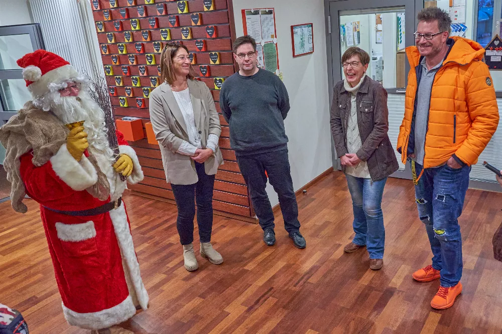(v.l.n.r) Nikolaus Manfred Rippel lockerte die Atmosphäre mit seinen Späßen auf. Daneben Tanja Wagner-Dolgun und Ingo Sonnenschein von der Kreissparkasse, Tanja Meiser (Einrichtungsleiterin Ronald McDonald Haus) und Prof. Dr. Sven Gottschling