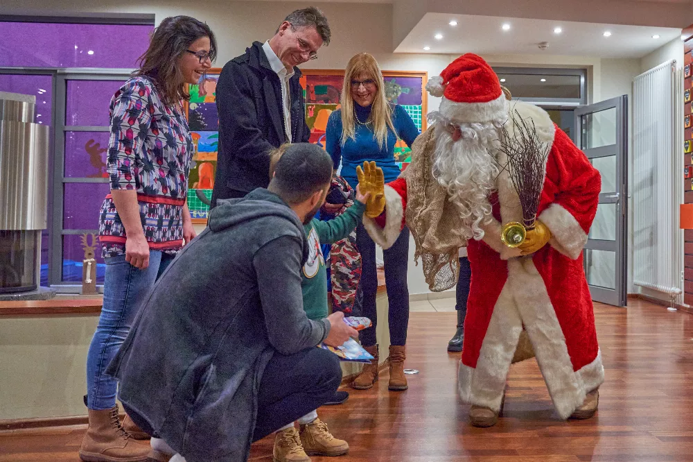 Beim Pressetermin wurde auch gleich spontan der erste Schoko-Nikolaus an ein Kind im Ronald Mc Donald Haus übergeben