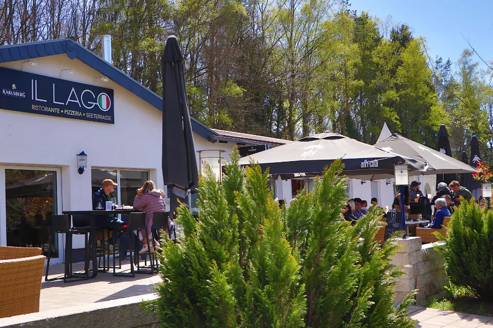Die Terrasse am Restaurant Il Lago mit seiner modernen Bestuhlung wird immer wieder sehr gut besucht