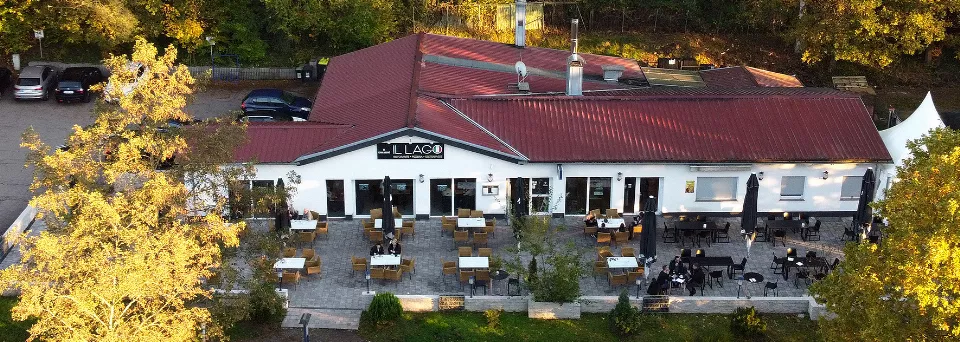 Das Restaurant Il Lago mit einem Teil der großen Terrasse, inmitten der Natur, am Brückweiher in Jägersburg