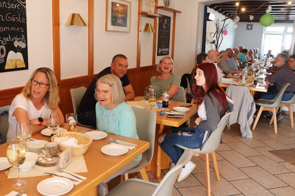 Zahlreiche Mitglieder kamen zur Maifeier des Boule Clubs ins Restaurant Königsbruch