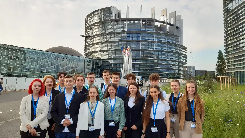 Besuch unseres Leistungskurses Französisch bilingual im europäischen Schülerparlament in Straßburg