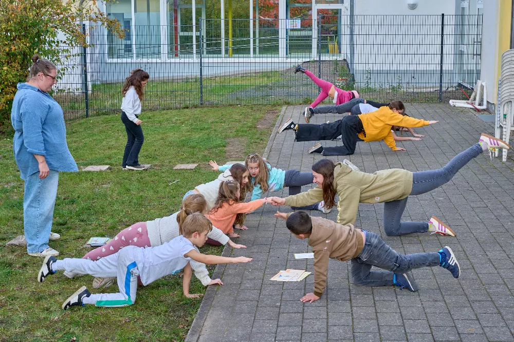 Gleichgewichtsübungen fördern das Körpergefühl und machen sogar Spaß!
