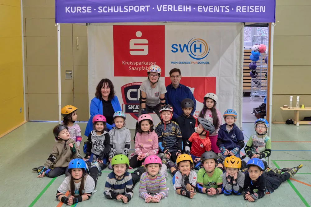v.l.n.r.: Nicole Handschuher (Leitung Unternehmenskommunikation und Marketing der Stadtwerke Homburg), Skate-Trainerin Caro Becker, Ingo Sonnenschein (Leiter Unternehmenskommunikation und Vertriebsmanagement der Kreissparkasse Saarpfalz) und viele kurstei