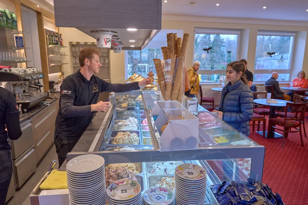 Die Eis- und Kuchentheke im Café am Schlossweiher