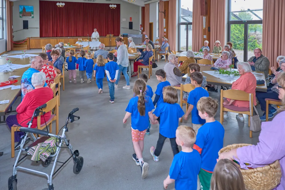 Die Kindergartenkinder kamen als Gäste im Anschluss an den Gottesdienst beim Kaffeenachmittag in das Pfarrzentrum St. Andreas, Homburg-Erbach