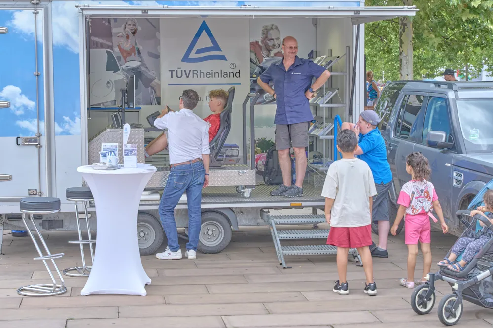 Der Infostand vom TÜV Rheinland zog auch beim jungen Publikum viel Aufmerksamkeit auf sich