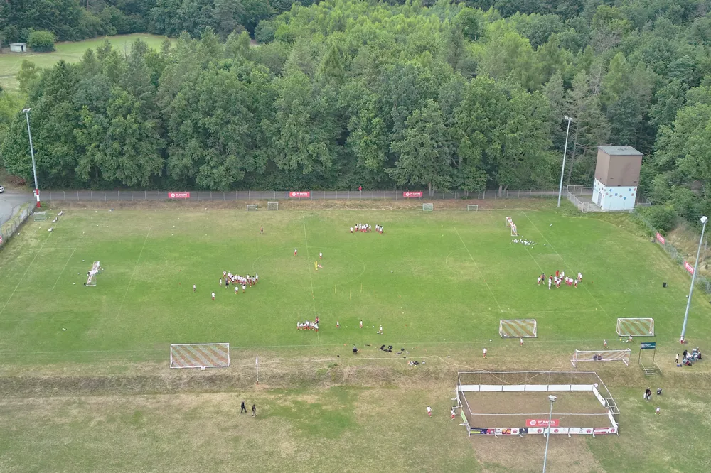 Das Gelände der Sportgemeinde Erbach von oben (in gebührendem Sicherheitsabstand aufgenommen) beim FC Bayern Campus Training 2025