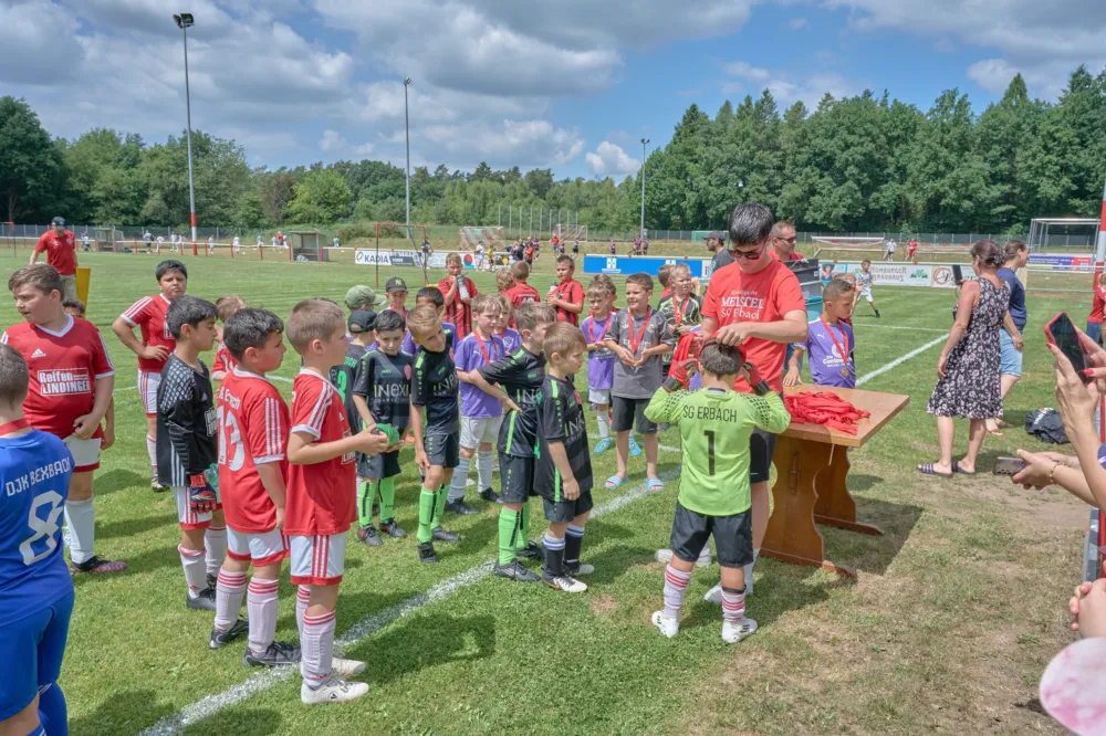 Medaillenübergabe beim SG Erbach Jugendsportfest 2025