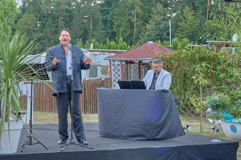 Star-Tenor Manolito Mario Franz am Piano begleitet von Serge Hartmann