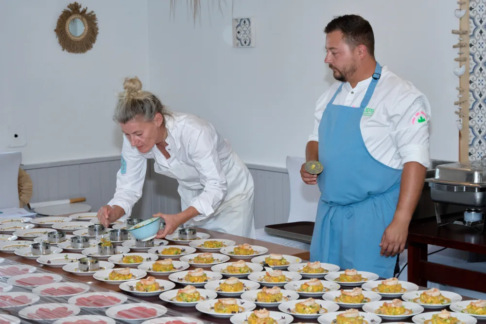 Gastgeberin Carola Jank bei der Zubereitung des Menüs im TINYS