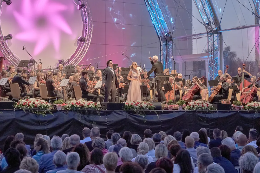 Die Sopranistin Bettina Bauer und der Tenor Dustin Drosdziok glänzten als Solisten und verliehen dem Abend eine besondere Note