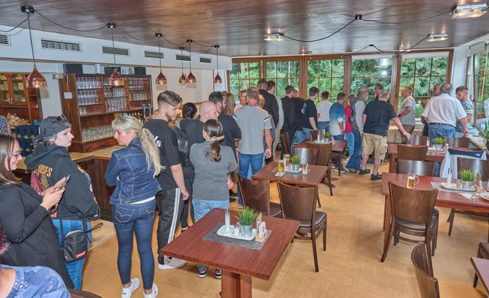 Der Gastroraum mit dem Büfett am Tag der Eröffnung