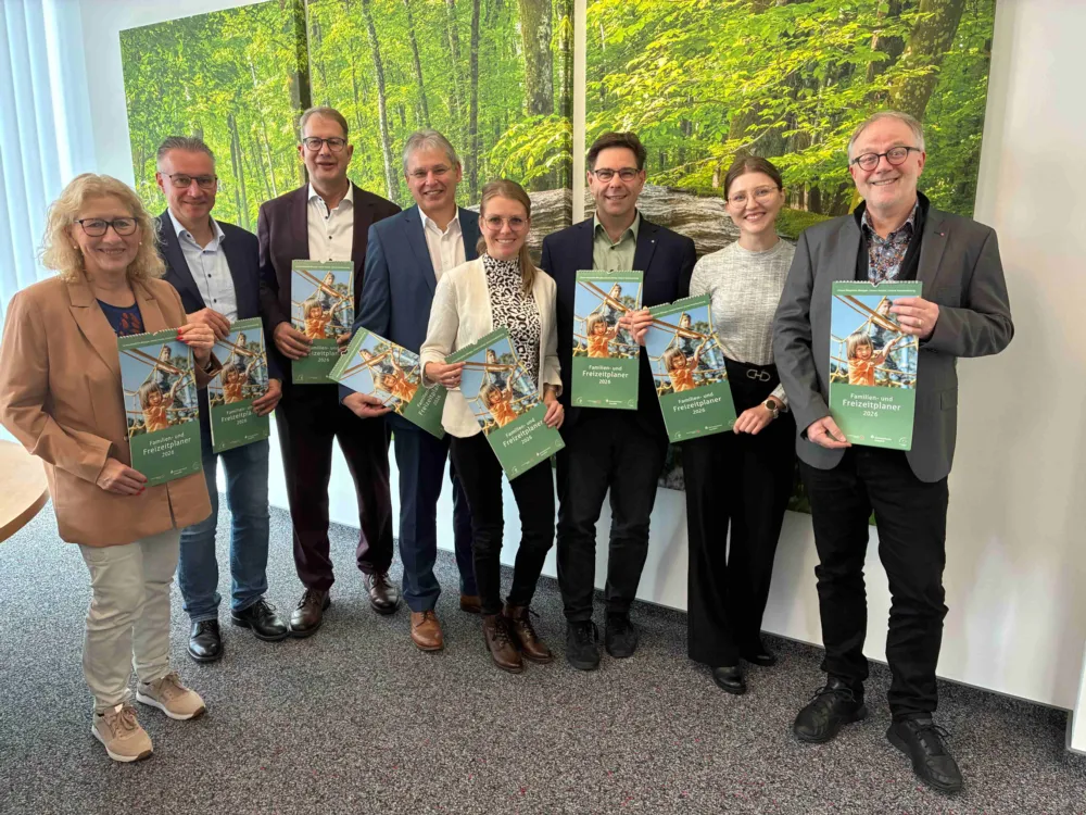 vlnr: Bürgermeisterin Maria Vermeulen, Mandelbachtal; Landrat Frank John; Bürgermeister Bernd Hertzler, Blieskastel; Sparkassenvorstand Armin Reinke, Kreissparkasse Saarpfalz; Katrin Thieser, Saarpfalz-Touristik; Ingo Sonnenschein, Kreissparkasse Saarpfal