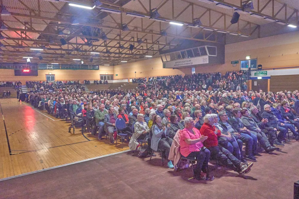 Viele im Publikum trugen rote LED-Herzen und unterstützeten damit das Hospiz 