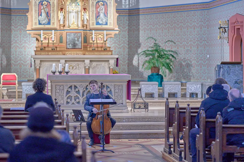 Leon Amelung bei einem Solo-Auftritt am Cello in der St. Andreas-Kirche in Erbach