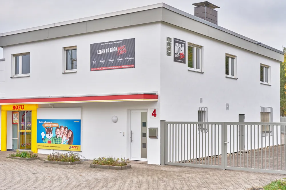 Die Außenansicht der Learn to Rock Music School in den Homburger Rohrwiesen Nr.4 (direkt neben ROFU Kinderland)