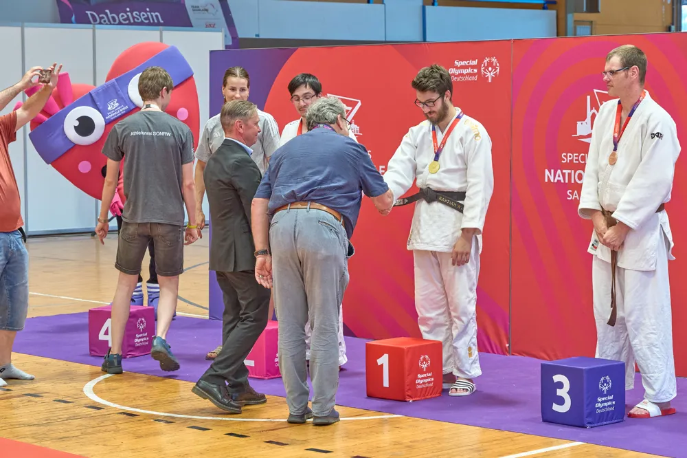v.r.n.l.: Dustin Hartmann 3. Platz (Lebenshilfe Nordrhein-Westfale), Bastian Wind 1. Platz (Budokan Hünxe e.V.), Bürgermeister Manfred Rippel, Marko Gergely 2. Platz (SO Hungary), Dr. med. Michael Moses Arndt (Mitglied im Deutschen Bundestag)