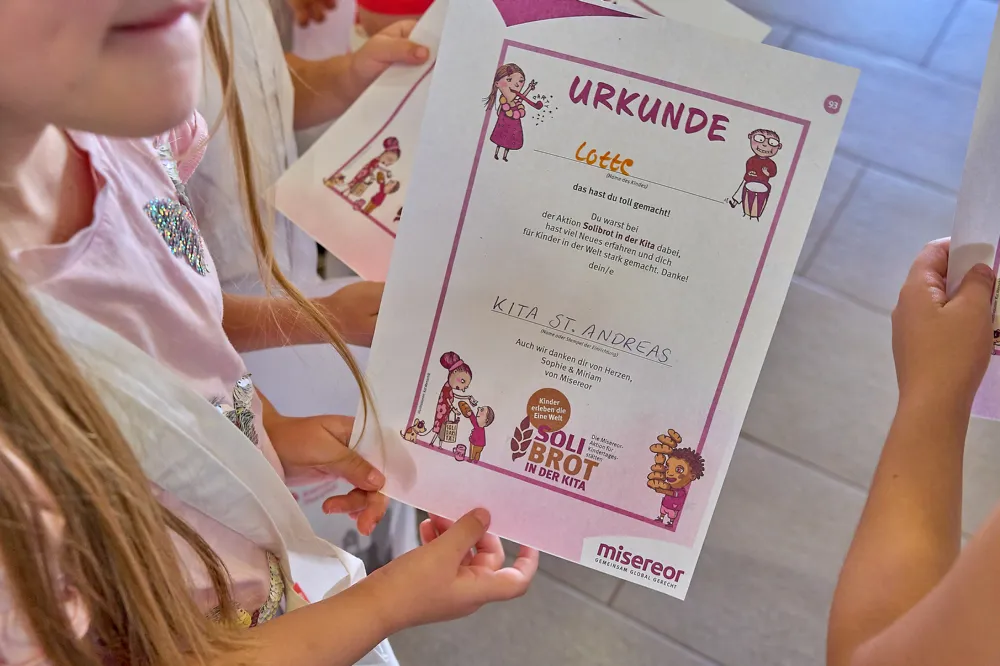 Für jedes Kind gab es, neben vielen Präsenten, auch eine Urkunde