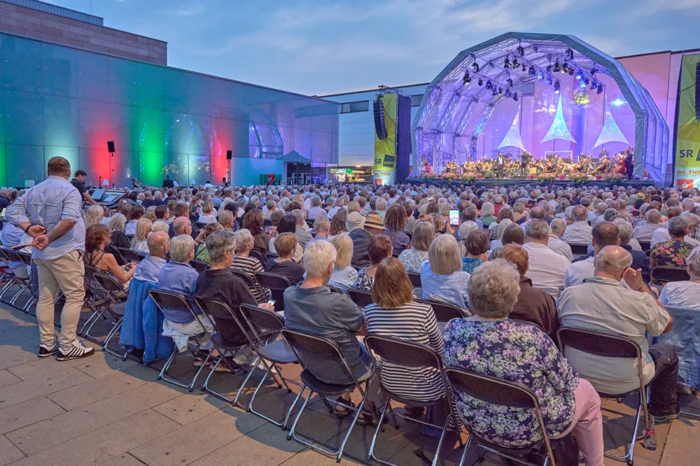 Gäste und Bühne beim 16. Homburger Klassik Open Air
