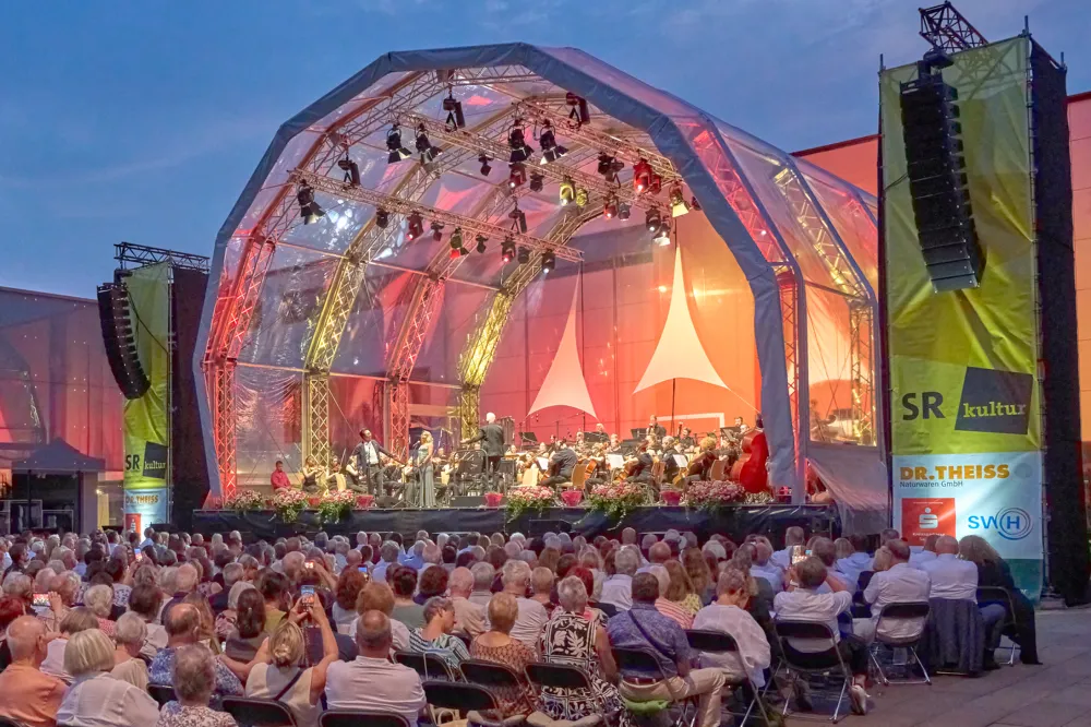 Die SR Kultur-Bühne war prächtig beleuchtet
