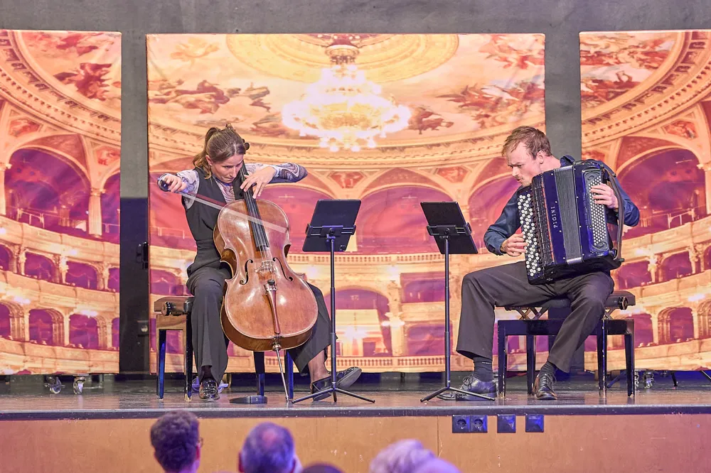 Leidenschaftlich virtuos: Marlene Förstel am Violoncello und Michael Schwarzenbacher am Akkordeon