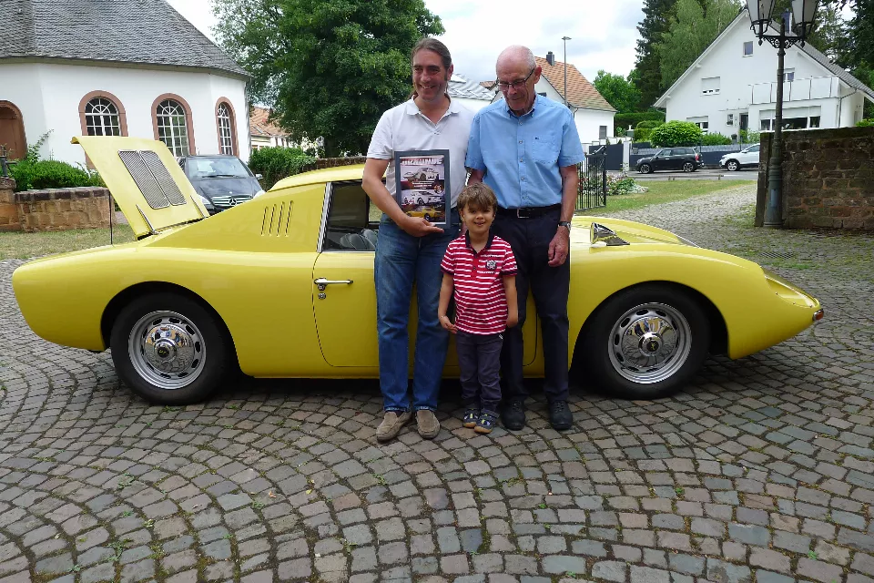 Sammler Alexander Diego Fritz (links) und Jubilar Rudi Edinger mit Enkel Felix im Hof der Gustavsburg