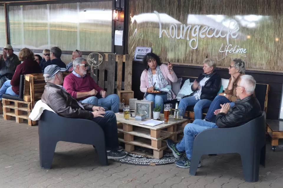 Interessierte Gäste beim Auftritt von MEP im Loungecafe