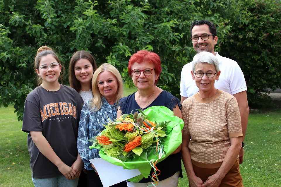 Regina Mehlhorn im Kreis ihrer Familie und Mitarbeitern (ganz links Enkel, Sabine Mehlhorn, Thomas Mehlhorn und Monika Klein)