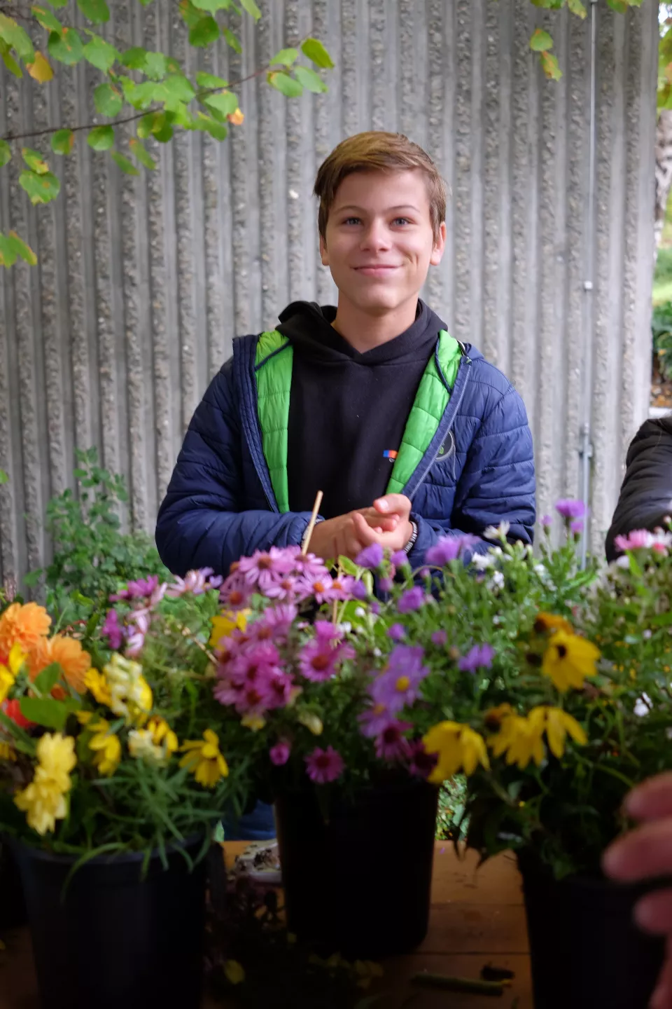 Blumenverkauf aus dem Sillegarten am Schulfest mit Benjamin Horst, 7c © Andreas Gingrich